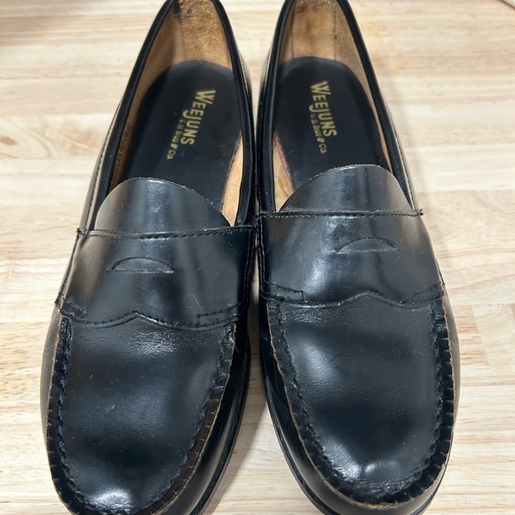 Bass loafers like new ladies size 8. - Picture 3 of 6